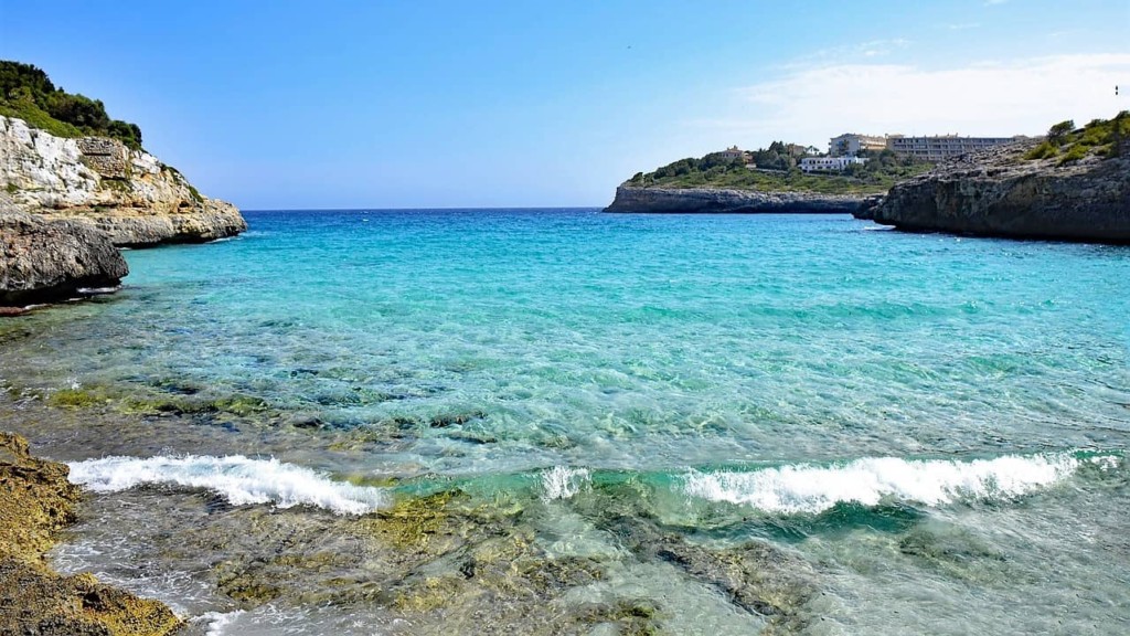 Popular tourism beach Cala Anguilla, Majorca, Balearic Islands, Spain. Image by lapping via Pixabay https://pixabay.com/en/cala-anguila-mallorca-1998320/