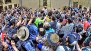 To catch a glimpse of Mona Lisa at Musée du Louvre, Paris ... Max Fercondini (CC BY-SA 4.0) via Wikimedia. https://commons.wikimedia.org/wiki/File:A_petit_crowd_to_see_the_dame.jpg "GT" cropped it.