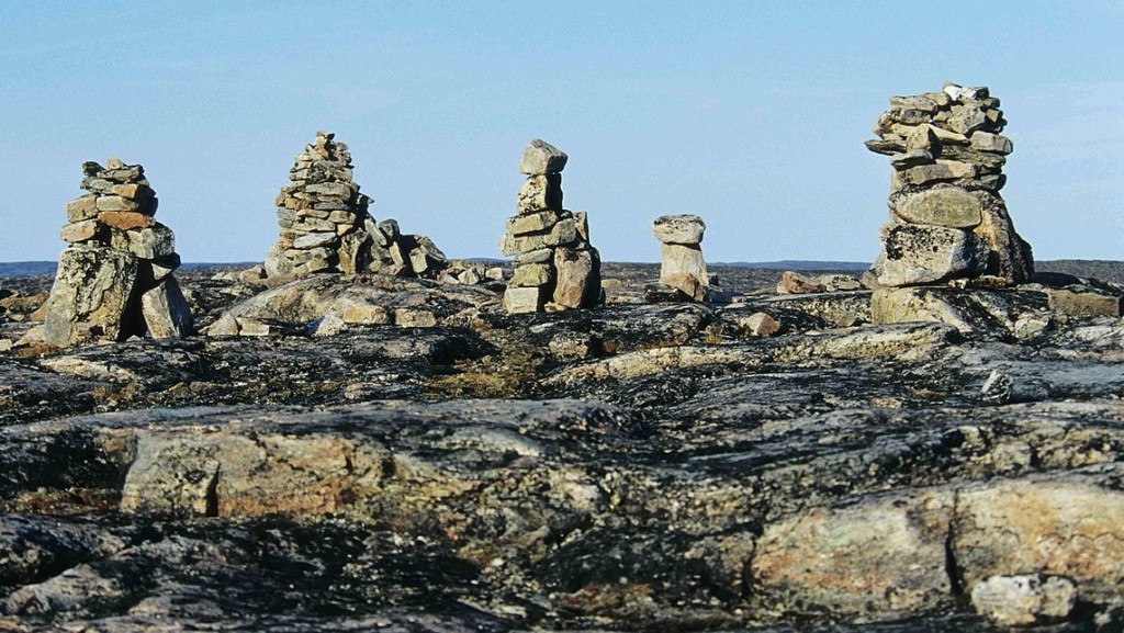 Inuksuk Point (Inuksugalait, “where there are many Inuksuit“), Foxe Peninsula (Baffin Island), Nunavut, Canada. By Ansgar Walk - photo taken by Ansgar Walk (CC BY-SA 2.5) https://commons.wikimedia.org/w/index.php?curid=602815