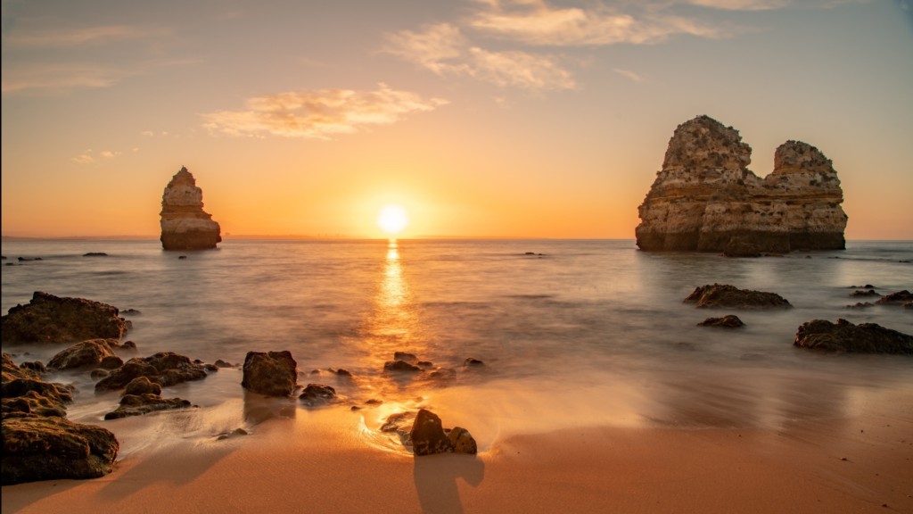 Coastal dreams, Algarve, Portugal. By finepic Beat (CC0) via PDP.