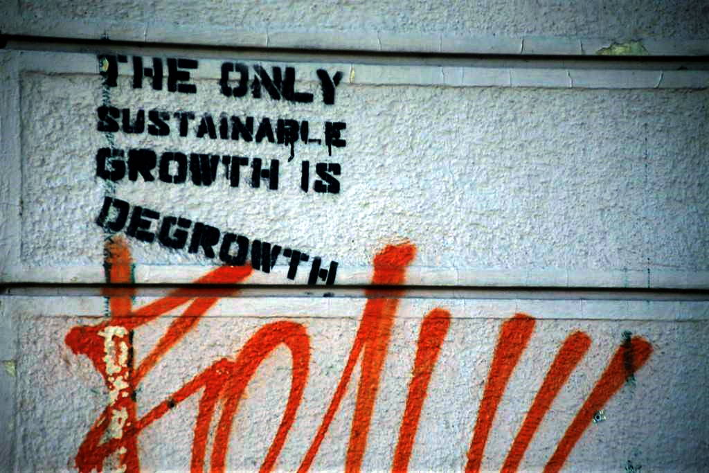 "The Only Sustainable Growth is Degrowth", according to this stencil graffito. Paul Sableman (CC BY 2.0) via Flickr. "GT" ran a filter. https://www.flickr.com/photos/pasa/14486751845