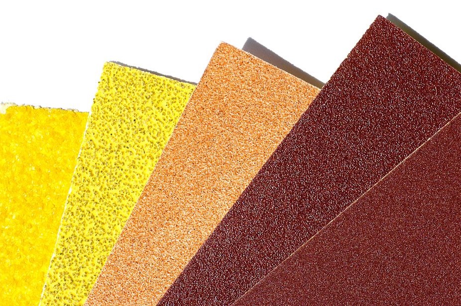 Sandpaper in different grits (40, 80, 150, 240, 600) By Simon Eugster (CC BY-SA 3.0) via Wikimedia. https://commons.wikimedia.org/wiki/File:Schleifpapier_verschiedene_Sorten.jpg