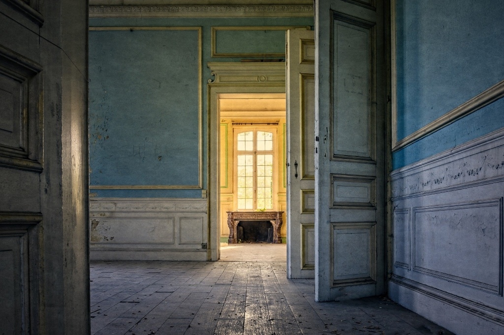 A home. Abandoned. By Tama66 (CC0) via Pixabay. https://pixabay.com/users/tama66-1032521/