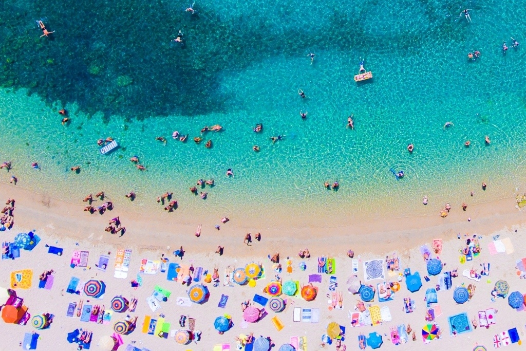 Mass tourism on Corfu: With or without you? By CALIN STAN (CC0) via Unsplash. https://unsplash.com/photos/CiXkT47l6co