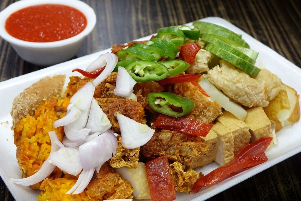 Indian rojak. A diversity of tasty tidbits with a rich chilli dip. Image by Jason Goh (CC0) from Pixabay. https://pixabay.com/photos/indian-rojak-food-flour-sauce-2870575/