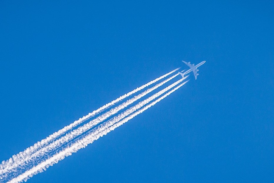 Contrails. How can the travel & tourism industry contend with climate change? (Image by Free-Photos (CC0) via Pixabay. https://pixabay.com/photos/contrails-trail-airplane-plane-1210064/