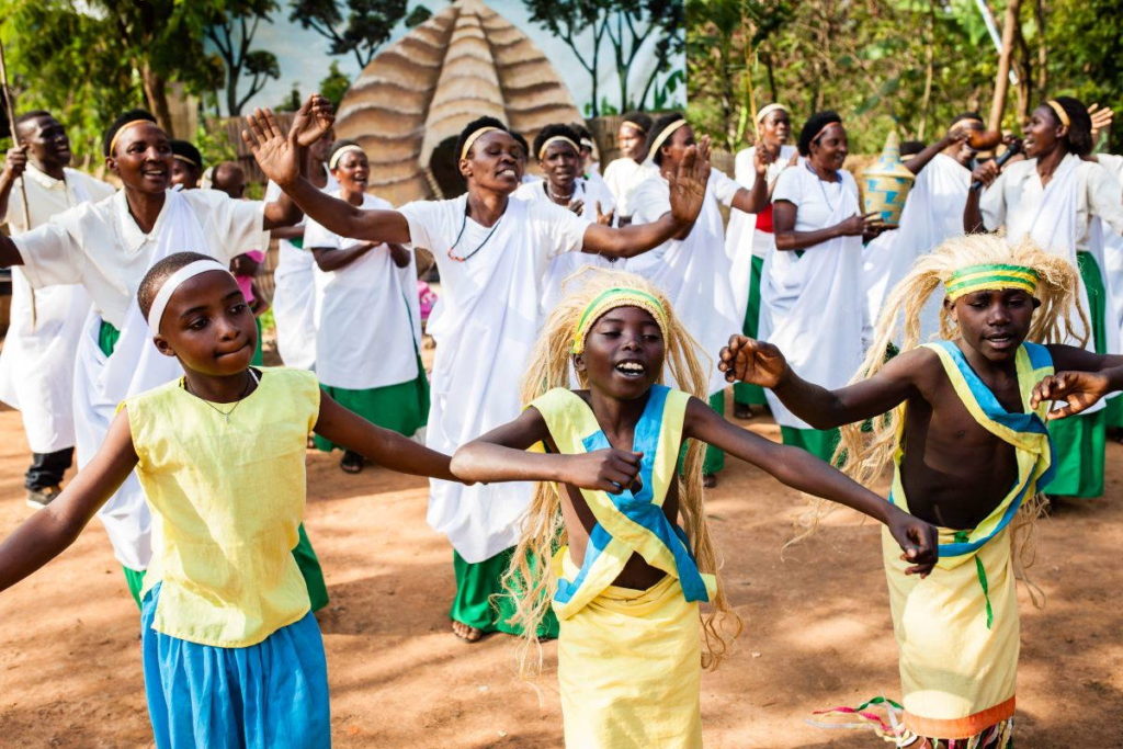 Les femmes et les jeunes rwandais participent activement au festival culturel annuel des roches rouges et trouvent fierté et joie dans la préservation et la représentation de la culture et des traditions rwandaises. 