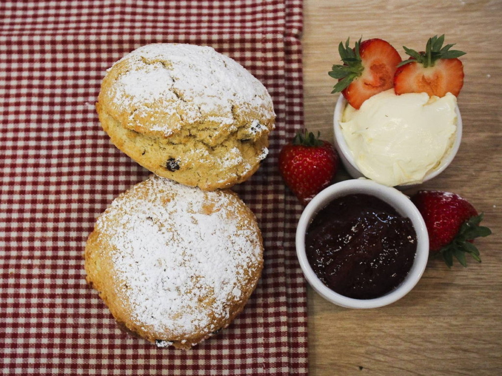 Share "Good news in tourism March 2022" as you would a cream tea. Image by MillySell (CC0) via Pixabay. https://pixabay.com/photos/scones-afternoon-tea-cream-tea-2696566/