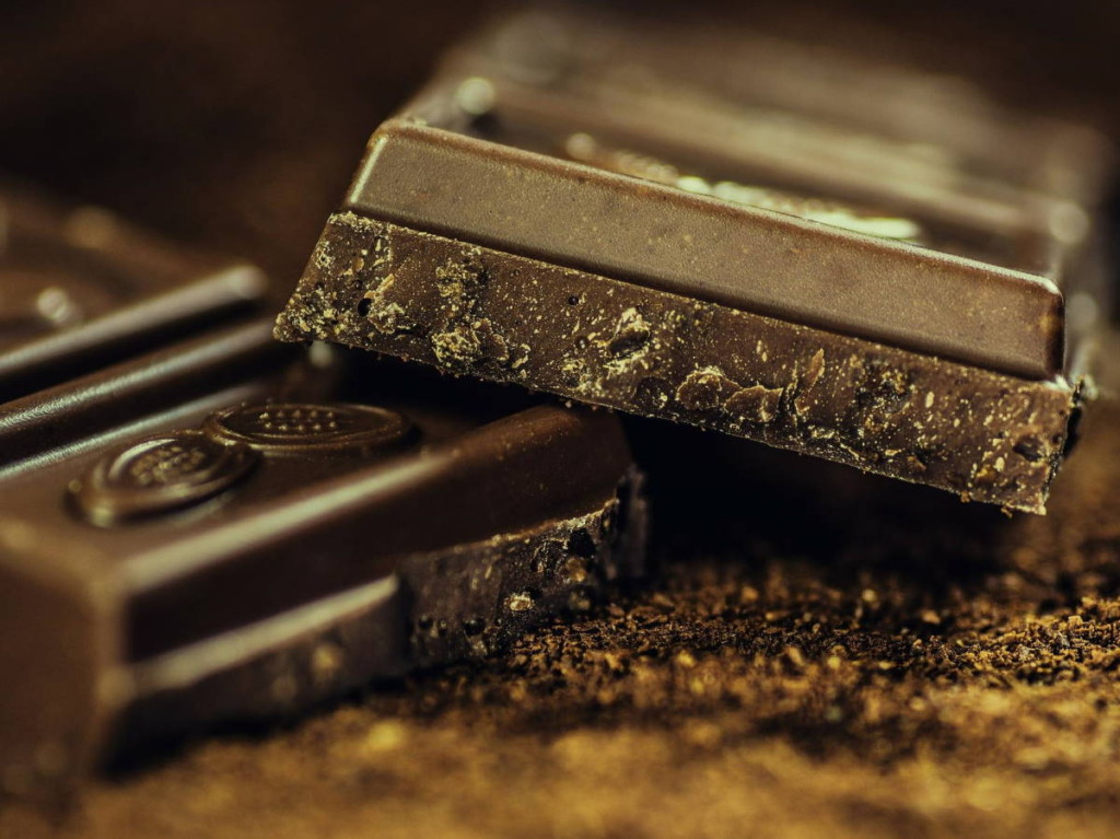 Share "Good news in travel & tourism April 2022" as you would a bar of chocolate. Image by AlexanderStein (CC0) via Pixabay. https://pixabay.com/photos/chocolate-bars-dark-chocolate-183543/