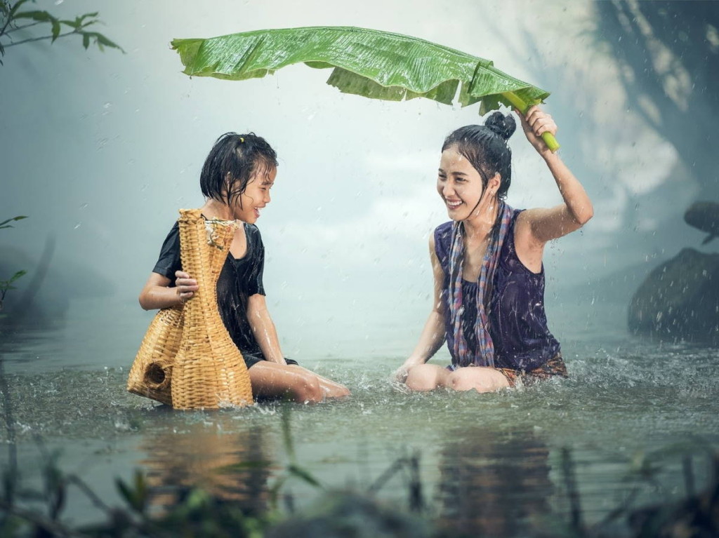 Ourselves, others, nature: The three relationships in regenerative tourism. Image by sasint (CC0) via Pixabay. https://pixabay.com/photos/woman-kid-rain-leaf-umbrella-1807533/