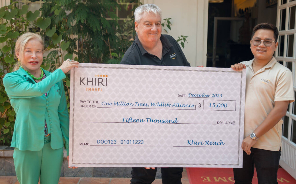 Suwanna Gauntlett (left) founder and CEO of Wildlife Alliance receives a US$15,000 checque from Khiri Reach